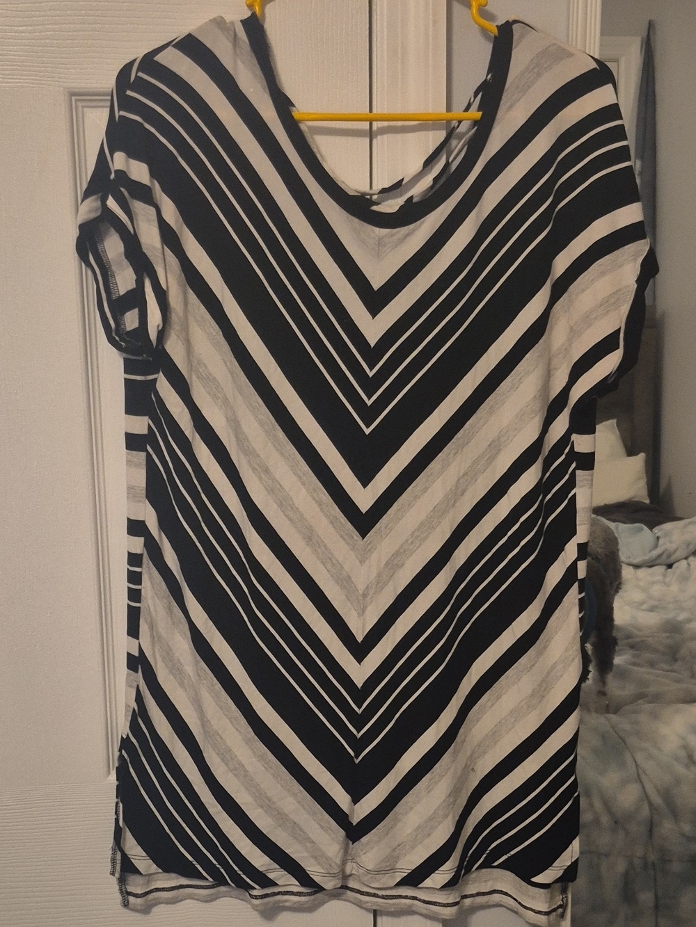 Cable & Gauge Black and White Chevron V-Neck Short Sleeve Top